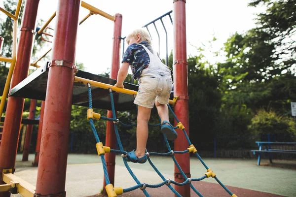 Junge Spielt Auf Spielplatz — Stockfoto