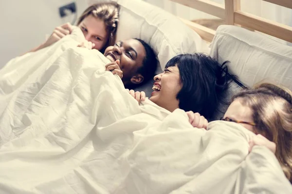 Группа Различных Женщин Лежащих Вместе Кровати Одеялом — стоковое фото
