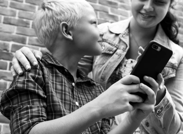 Junge Frau Zeigt Ihrem Bruder Wie Man Ein Smartphone Benutzt — Stockfoto