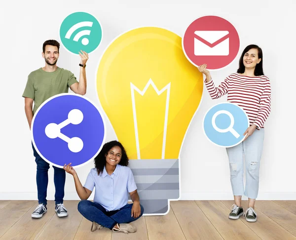 Personas Que Llevan Iconos Relacionados Con Internet Innovación — Foto de Stock