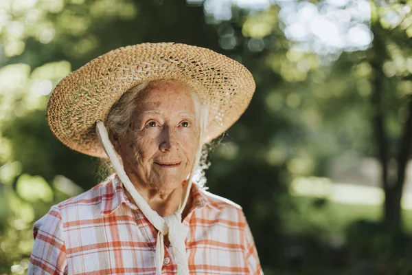 Πορτρέτο Ενός Ευτυχής Ανώτερος Γυναίκα Ένα Ψάθινο Καπέλο — Φωτογραφία Αρχείου