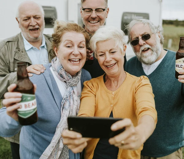 Happy Seniors Prendre Selfie — Photo
