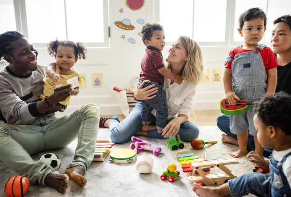 Diversi Bambini Che Amano Giocare Con Giocattoli — Foto Stock