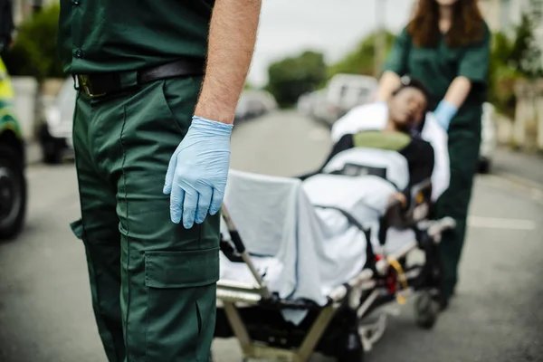 Sağlık görevlileri bir hasta için bir ambulans bir sedyeye taşıma