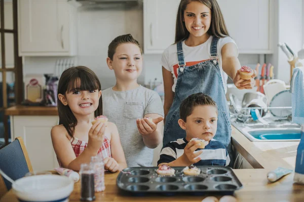 Famiglia Con Dolci Freschi Fatti Casa — Foto Stock