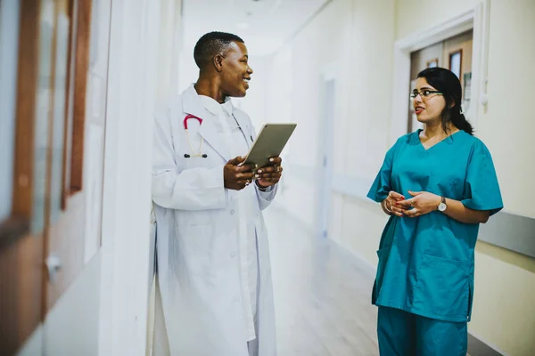 Profissionais Médicos Conversando Corredor — Fotografia de Stock