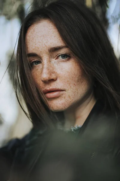 Retrato Una Mujer Con Pecas —  Fotos de Stock