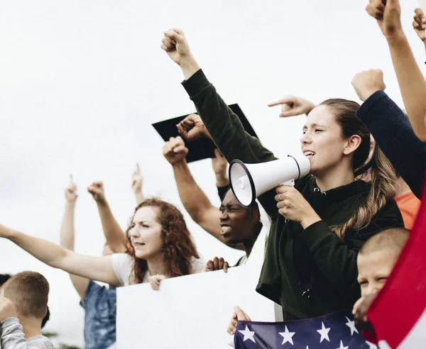Amerikalı aktivistler bir grup protesto ediyor
