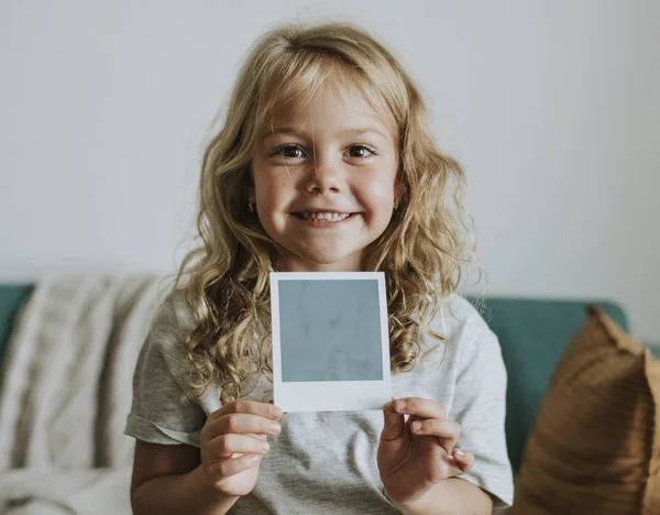 Klein Meisje Dat Een Foto Van Een Onmiddellijke Camera Toont — Stockfoto