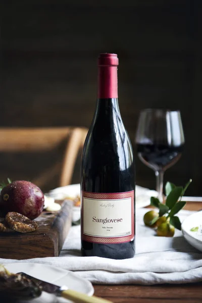 Flaska Rött Vin Vid Ett Middagsbord — Stockfoto
