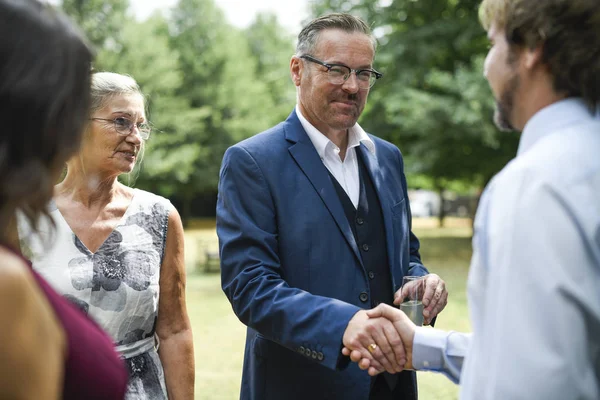 Väter Des Brautpaares Beim Händeschütteln — Stockfoto