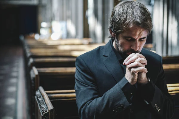Hombre Cristiano Solitario Rezando Iglesia — Foto de Stock