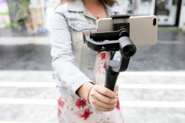 Девушка-подросток записывает себя
