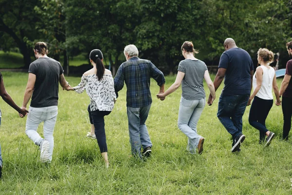 Diversas Personas Cogidas Mano Corriendo Parque — Foto de Stock