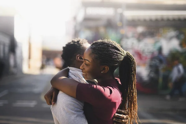 Casal Abraço Cidade — Fotografia de Stock