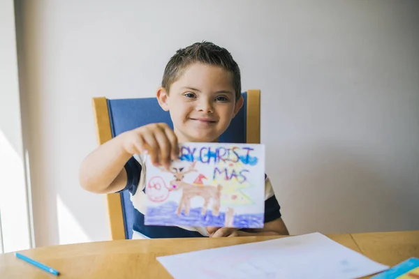 Leuke Jongen Zijn Kunstwerk Pronken — Stockfoto