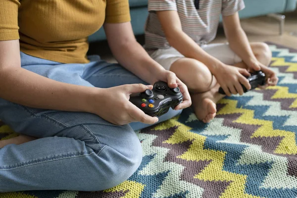 Big Sister Spelen Spelletjes Tegen Haar Broertje — Stockfoto