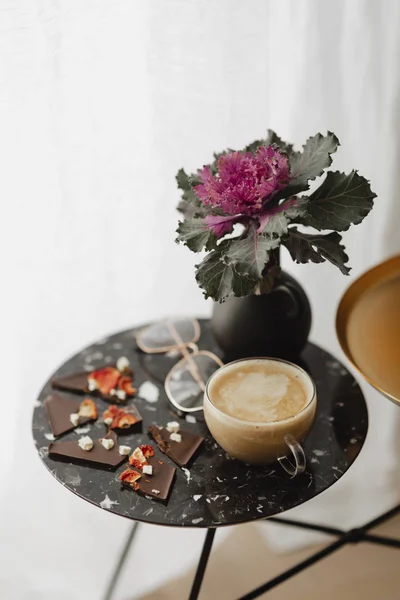 Tasse Milchtee Und Brille Auf Einem Schwarzen Tisch Neben Einem — Stockfoto