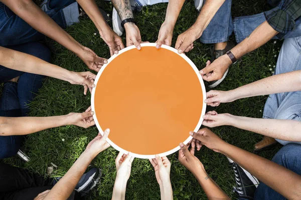 Grupp Personer Som Innehar Runda Orange Styrelse — Stockfoto