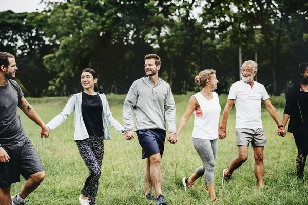 Des Gens Heureux Diversifiés Apprécient Parc — Photo