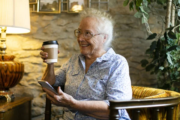 Милая Пожилая Женщина Пользуется Телефоном Кафе — стоковое фото