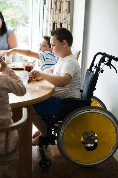 Familia Desayunando Por Mañana — Foto de Stock