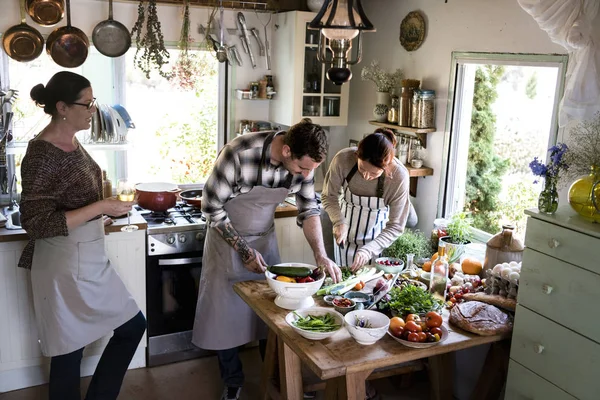 Família Preparando Jantar Cozinha — Fotografia de Stock