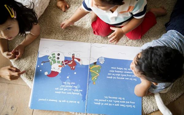 Niños Pequeños Leyendo Una Historia Navidad Juntos — Foto de Stock