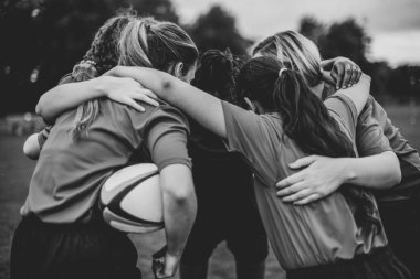 Genç kadın rugby oyuncuları ısıtmaz