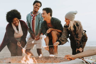 Kavurma Marshmallow plajda arkadaş