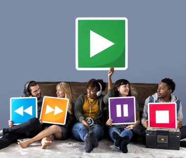 Media player kutsal kişilerin resmi ve oyun simgesi tutan insanlar