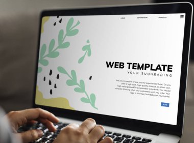 Bir web şablonu laptop üzerinde çalışıyor