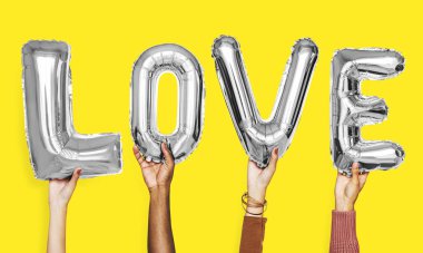 Aşk balonlar kelime gösteren eller