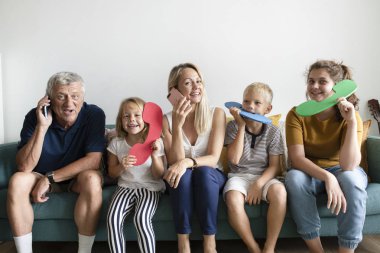 Büyük telefon simgeleri olan aile