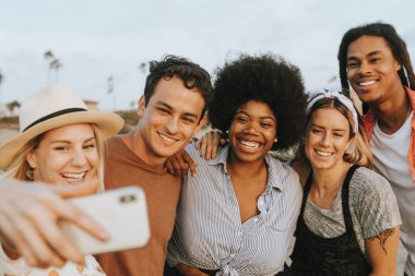 Plajda bir selfie alarak çeşitli arkadaş grubu