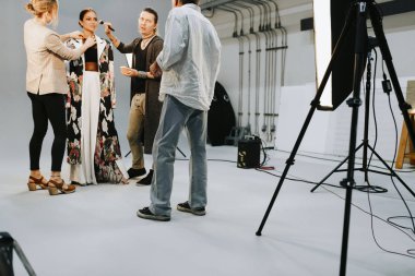 Sanatçılar model için rötuş yapıyorlar
