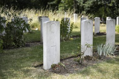 Bir Mezarlığı'beyaz mezar taşları dizilmiş