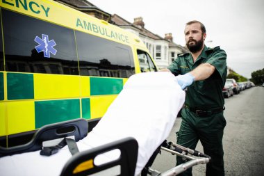 Ambulans sedye hareketli erkek sağlık görevlisi