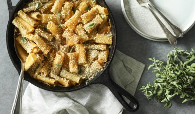 Ev yapımı vegan Mac n peynir pişmiş.