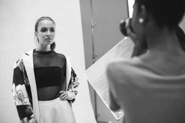 Fotoğrafçı için poz ver.