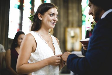 Gelin ve damat bir sunak