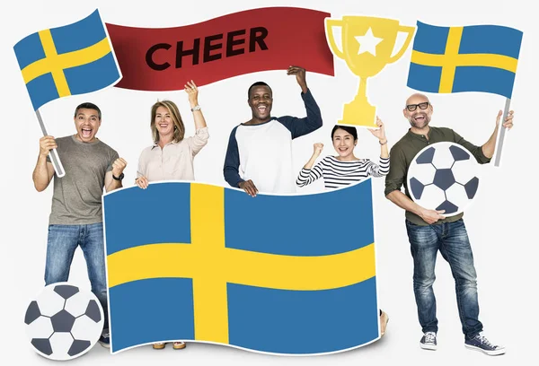 Diverse Fußballfans Mit Der Schwedischen Fahne — Stockfoto