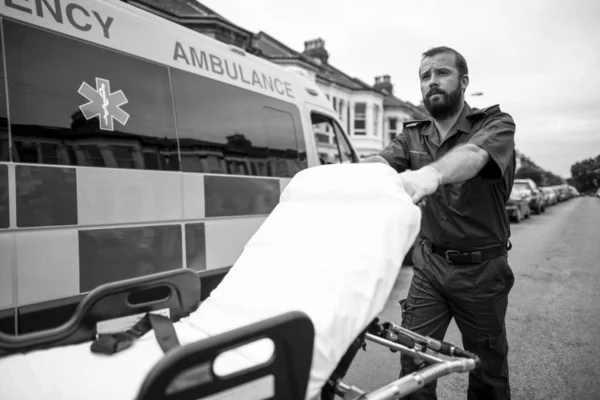 Férfi Paramedic Mozgó Mentő Hordágy — Stock Fotó