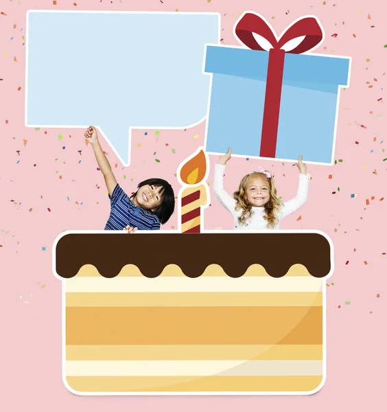 Niños Felices Celebrando Una Fiesta Cumpleaños Con Pastel — Foto de Stock