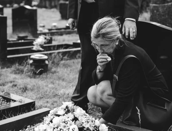 Old Woman Laying Bloemen Een Graf — Stockfoto