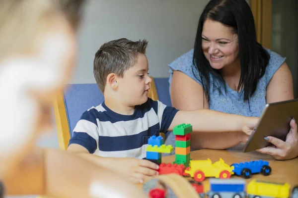 Madre Insegnamento Figlio Una Tavoletta — Foto Stock