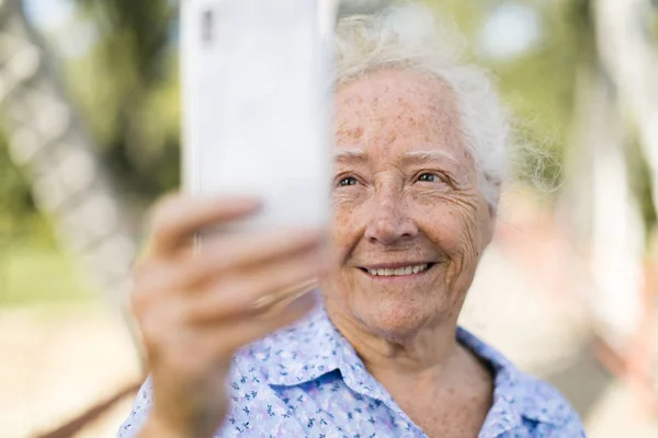 Słodka Kobieta Senior Biorąc Selfie — Zdjęcie stockowe