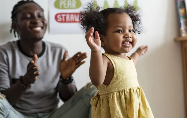 Menina Feliz Professora Divertindo Berçário — Fotografia de Stock