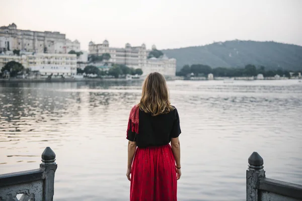 Donna Occidentale Godendo Una Vista Sul Lago Taj Udaipur — Foto Stock