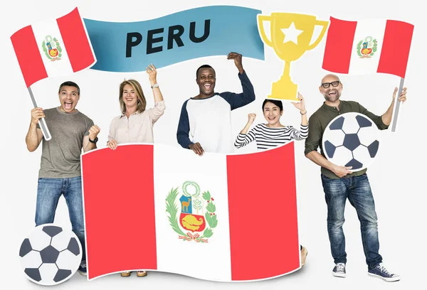 Diversos Fãs Futebol Segurando Bandeira Peru — Fotografia de Stock